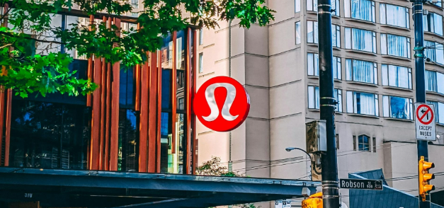 股价腰斩、份额暴跌10%！前耐克高管临危受命，Lululemon还能靠“平替”保卫战翻身吗？