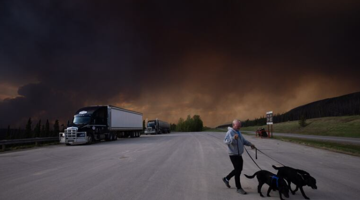 加拿大山火烟雾蔓延：空气污染危机席卷多地